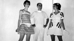 André Courrèges zwischen zwei seiner Models, 1968