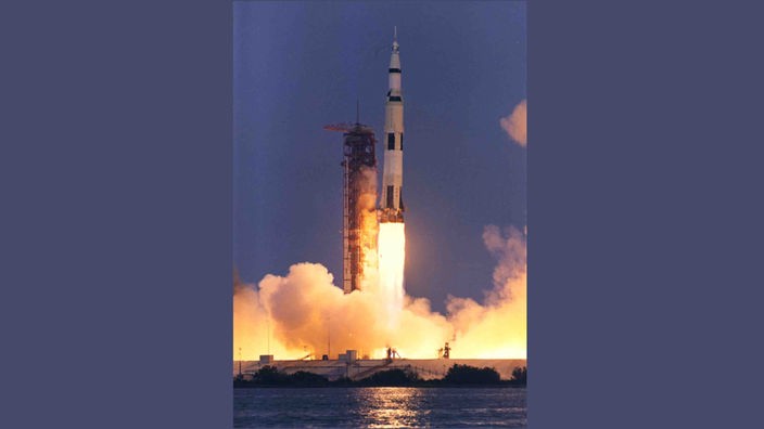 Die Saturn-V-Rakete mit der Apollo 13