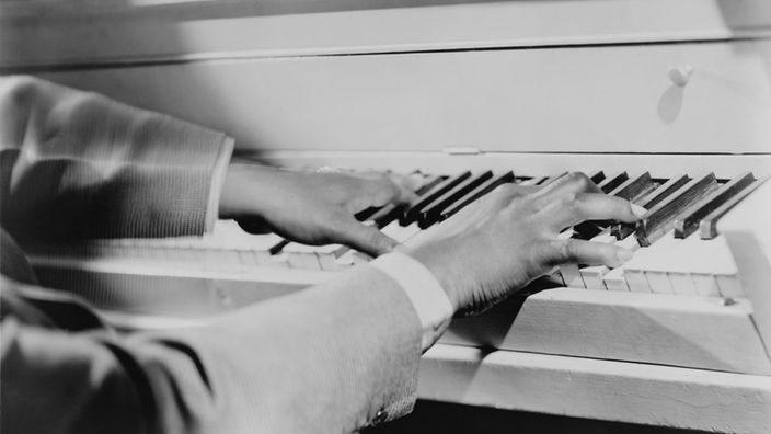 Finger von Art Tatum auf den Tasten einen Klaviers