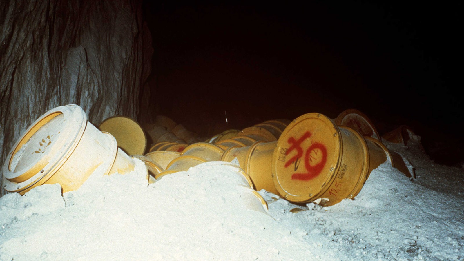 Радиоактивные отходы аэс. Соляная шахта в Германии радиоактивные отходы. Захоронение радиоактивных отходов. Могильники радиоактивных отходов. Ядерные отходы.