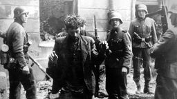 Zwei Juden, die sich in einem Haus versteckt hatten, werden während des Warschauer Ghetto-Aufstands von SS-Soldaten gefangen genommen (Archivfoto von 1943)