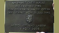 Die Bronze-Tafel in Usti nad Labem erinnert an eines der schlimmsten Nachkriegsmasakker