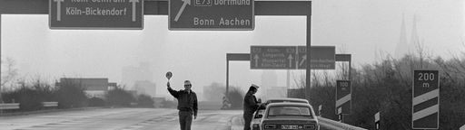Polizisten kontrollieren Autofahrer am autofreien Sonntag in Köln, November 1973