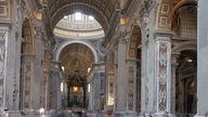 Basilika St. Peter in Rom, Blick in das Mittelschiff der 1506 erbauten Basilika von Gian Lorenzo Bernini