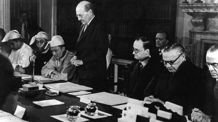 Im Oktober 1947 unterzeichnen Briten und Birmanen in London den sogenannten Birma-Vertrag