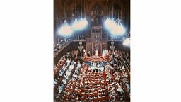 Königin Elizabeth II. bei der Parlamentseröffnung im britischen Oberhaus in London