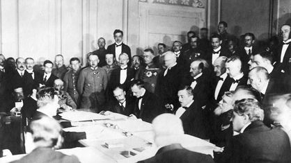 Die Ukrainische Delegation beim Siegeln des Friedensprotokolls am 9.2.1918 zum sogenannten Brotfrieden von Brest-Litowsk.