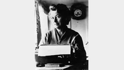 Margarete Buber-Neumann an Schreibmaschine sitzend 