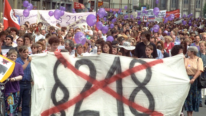 Frauen und Männer aus dem gesamten Bundesgebiet protestierten am 20.06.1992 in der Berliner Innenstadt gegen den Paragrafen 218