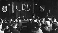 Konrad Adenauer spricht auf einer Kundgebung der CDU, 1946 in Düsseldorf