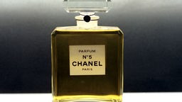 Der Flakon des legendären Parfüms "Chanel No. 5", von der Modeschöpferin Coco Chanel kreiert