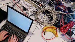 Laptop und Kabel vom Chaos Computer Club