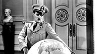 Charlie Chaplin als Hitler in einer Szene aus dem Spielfilm "Der große Diktator"