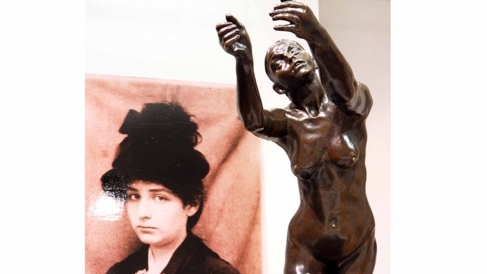 Skulptur "Die Flehende" und eine Fotografie von Camille Claudel