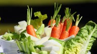 Schüsseln mit Gemüse und Salat 