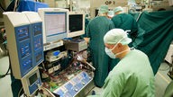 Arzt überwacht eine Herz-Lungen-Maschine im Deutschen Herzzentrum Berlin