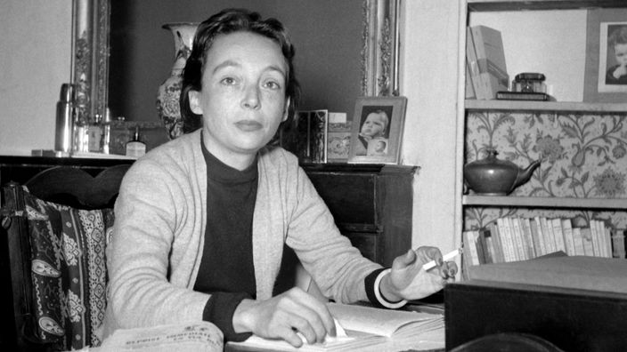 Marguerite Duras an ihrem Schreibtisch, ca. 1950