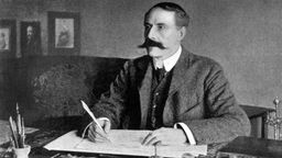 Edward Elgar an seinem Schreibtisch