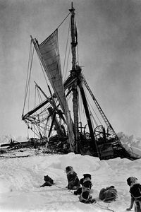Das Expeditionsschiff von Sir Ernest Henry Shackleton "Endurance" steckt 1915 zuerst im Packeis fest und wird dann von Eisschollen zerquetscht.