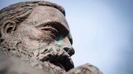 Friedrich-Engels-Statue