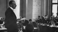 Der britische Delegierte Lord Winterton hält 1938 eine Rede auf der Int. Flüchtlingskonferenz in Evian