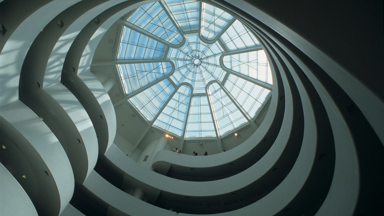 Guggenheim-Museum in New York von innen: Mehrere Stockwerke rund um einen Lichthof gebaut