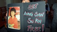 Eine Demonstrantin fordert am 14.10.1991 in Oslo auf einem Plakat die Freilassung der Friedensnobelpreisträgerin Aung San Suu Kyi aus dem Hausarrest