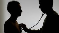 Ein Arzt untersucht einen Patienten mit einem Stethoskop