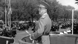 General Franco auf der Tribüne des Präsidentenplastes in Madrid