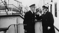 Kurt Esmarch (r) und ein Kapitän auf einem Fischdampfer bei der Aufnahme der Radiosendung "Hamburger Hafenkonzert"