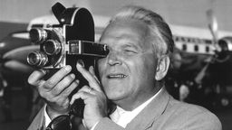 Veit Harlan filmt mit einer Schmalfilm-Kamera, 1954