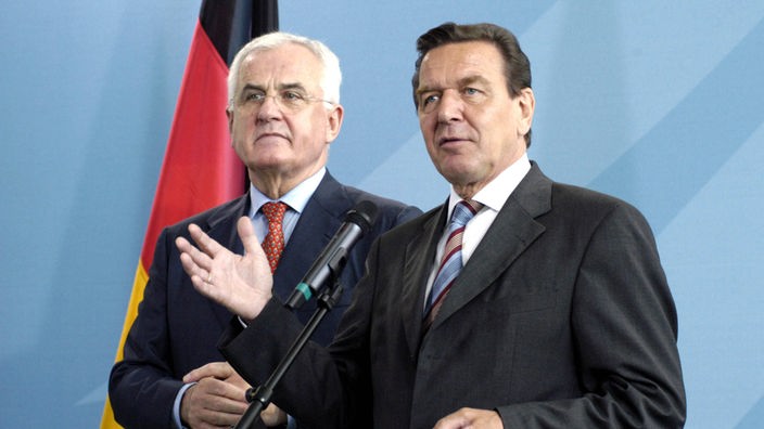 Peter Hartz (Leiter der Hartz-Kommission) zusammen mit Bundeskanzler Gerhard Schröder (SPD) bei der Vorstellung des Berichts der Hartz-Kommission