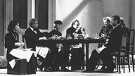 Szene aus dem Theaterstück "Heldenplatz" mit Elisabeth Rath, Frank Hoffmann, Bibiana Zeller, Karlheinz Hackl, Marianne Hoppe und Wolfgang Gasser, 1988