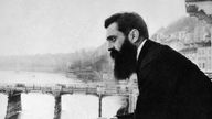 Theodor Herzl am Balkon des Hotels in Basel