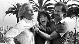 Die Schauspieler Klaus Kinski (l-r), Claudia Cardinale und der deutsche Regisseur Werner Herzog stehen bei den Filmfestspielen von Cannes bei der Präsentation des deutschen Beitrags "Fitzcarraldo" zusammen. 