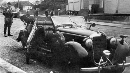 Der Wagen des stellvertretenden Reichsprotektors von Böhmen und Mähren, Reinhard Heydrich, nach dem Attentat vom 27. Mai 1942
