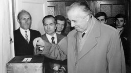 Enver Hodscha gibt seine Stimme bei den Wahlen zum Voklskongress ab, 12.11.1978