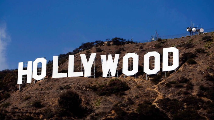  Der berühmte Schriftzug "Hollywood" in den Bergen von Los Angeles