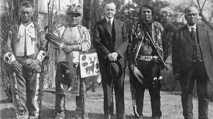 Präsident Calvin Coolidge und vier Indianer