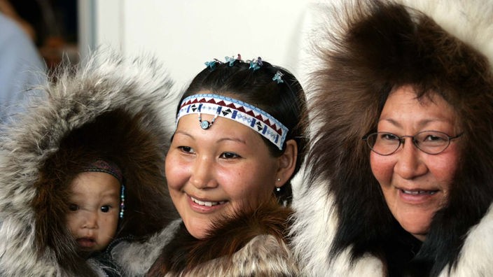 Inuitgeneration (Kind, Mutter und Großmutter) in Nunavut, 2006