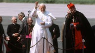 Papst Johannes Paul II. nach siener Ankuft auf dem Warschauer Flughafen
