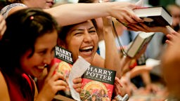 Junge Leute drängen sich für Harry Potter