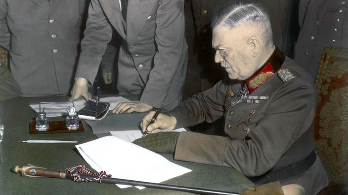 Wilhelm Keitel unterzeichnet in Berlin die Gesamtkapitulation der Wehrmacht
