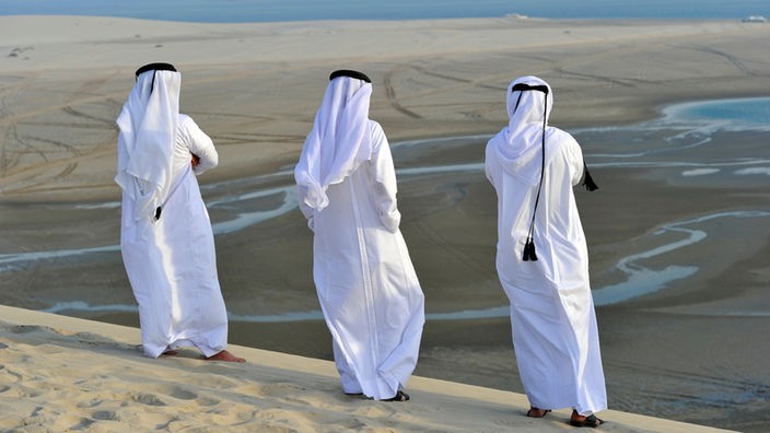 Drei Katari in traditioneller Tracht