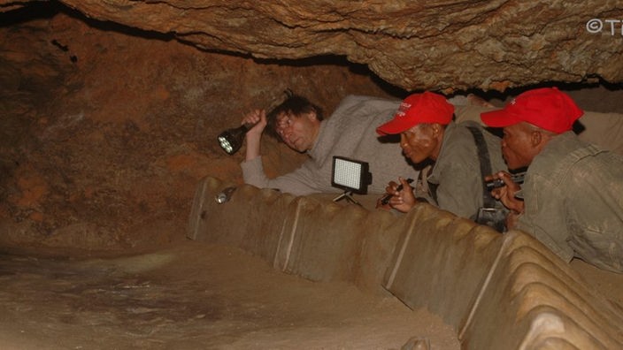Spurenleser in einer Höhle