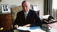 Konrad Adenauer an seinem Schreibtisch im Palais Schaumburg in Bonn
