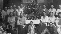 Kriegsverletzte Soldaten feiern Weihnachten 1944