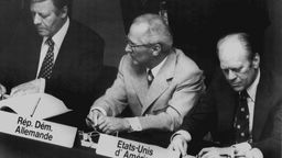 Helmut Schmidt beim Unterzeichnen des Dokuments