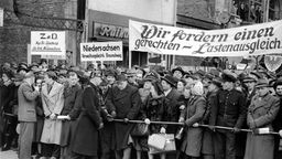Demonstranten bei einer Kundgebung zum Regierungsentwurf zum Lastenausgleich 1951 in Bonn