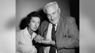 Die Archäologen und Anthropologen Mary Leakey und ihr Mann Louis Leakey, der einen frühmenschlichen Kiefer in der Hand hält